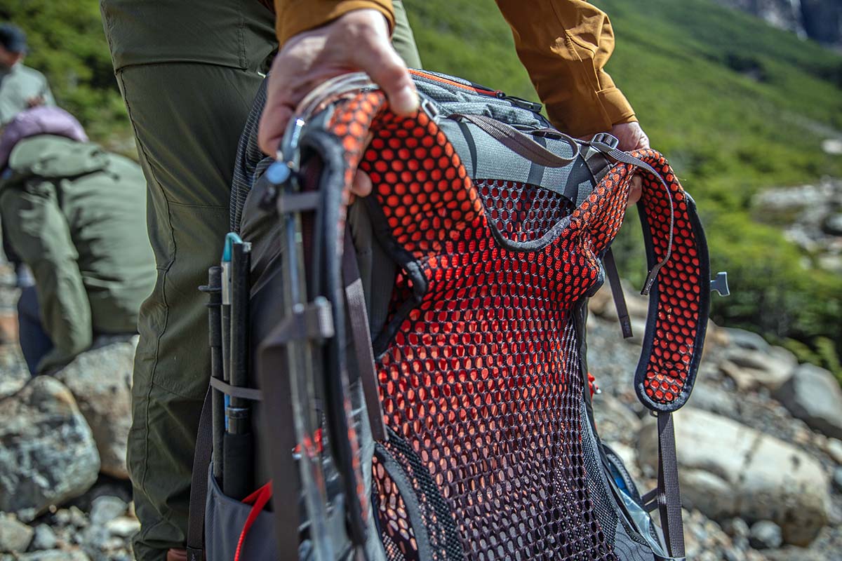 Suspended mesh back store panel backpack